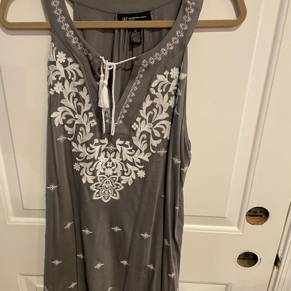 Gray and white tunic top
